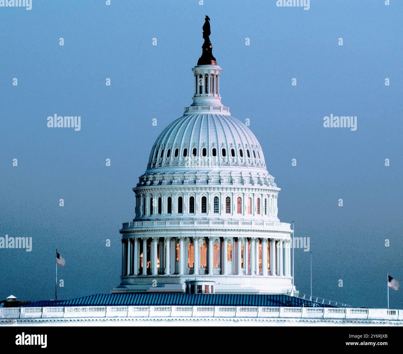 Die Skyline des Capitol Building Washington DC bei Nacht oder Dämmerung. Außenansicht des Regierungsgebäudes auf der Touristenattraktion Capitol Hill. Amerikanische Kultur USA Stockfoto
