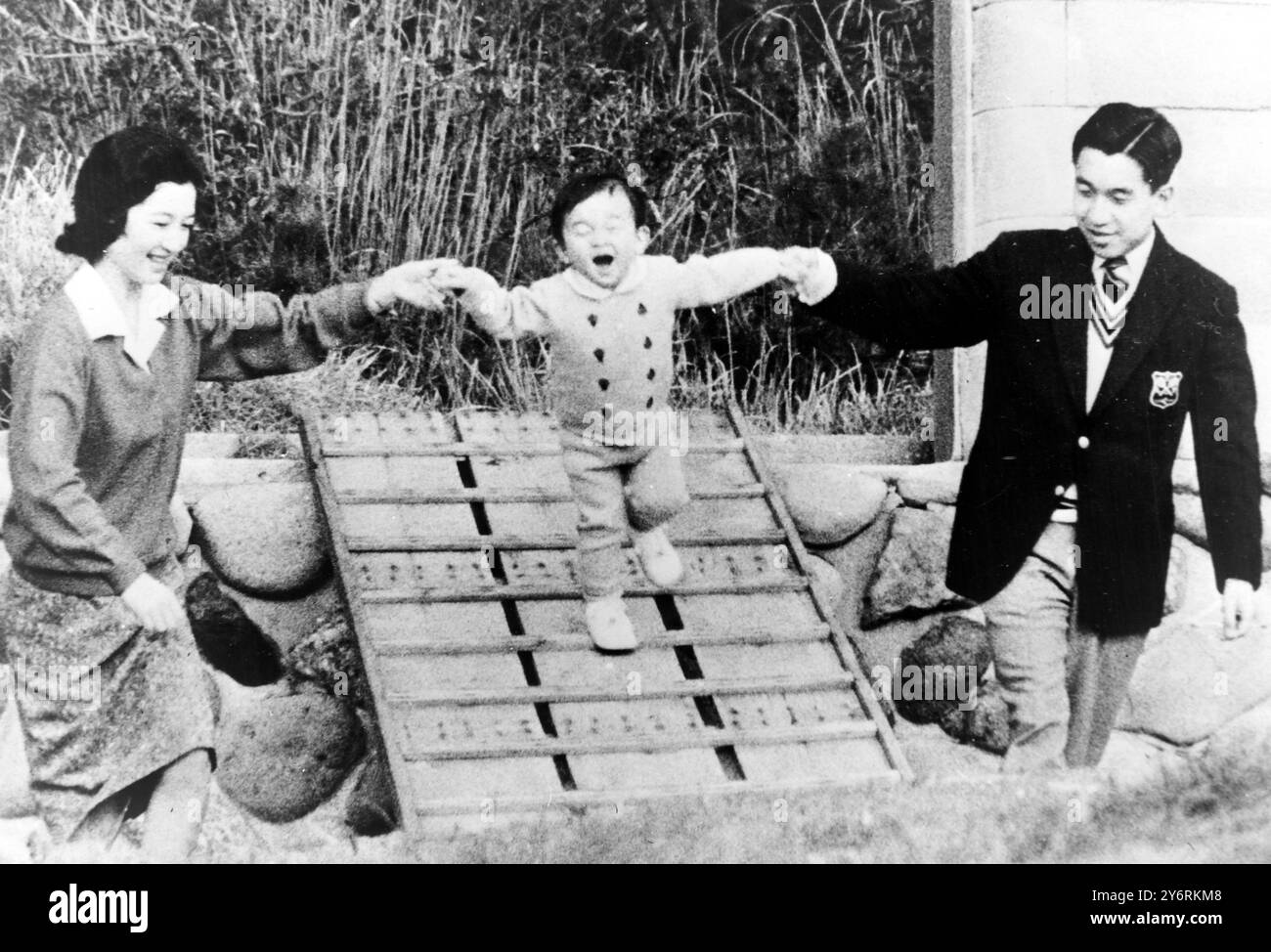 PRINZ HIRO MIT ELTERN AM STRAND IN JAPAN 10. MÄRZ 1962 Stockfoto