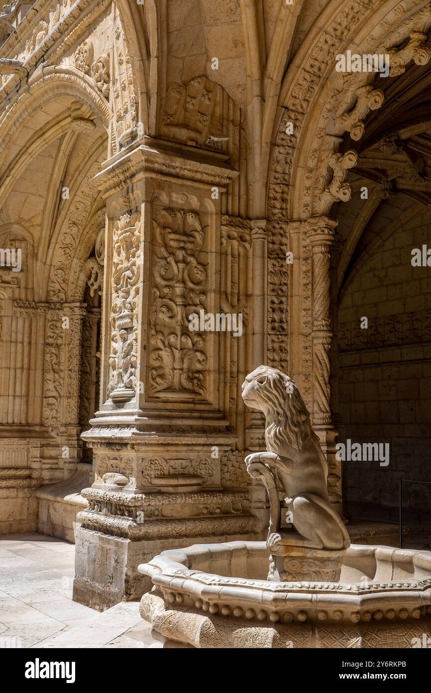 Steinschnitzereien im zentralen Innenhof des Klosters Jerónimos in Belem, Lissabon, Portugal. Stockfoto