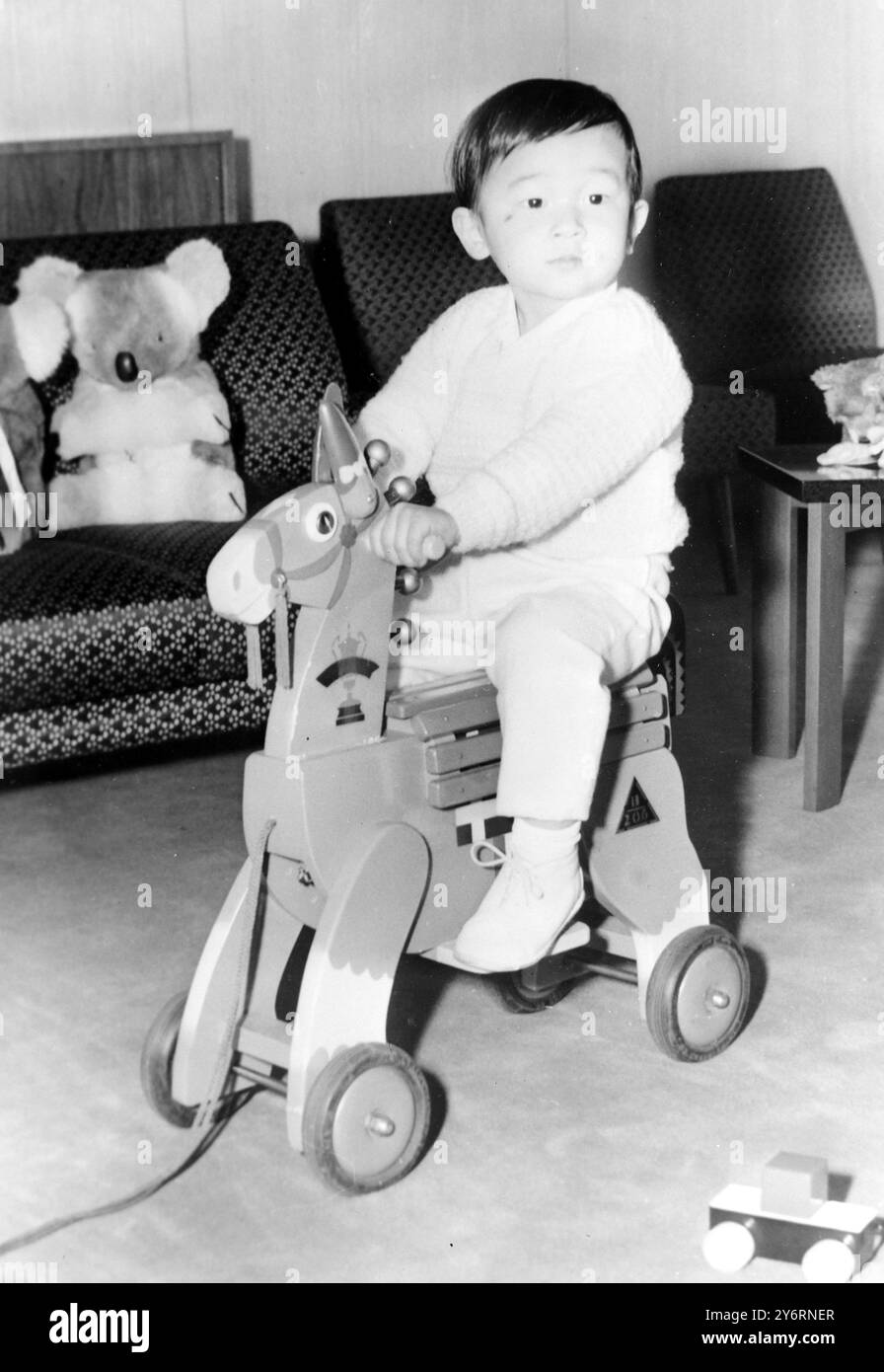 PRINZ HIRO VON JAPAN UMRINGT VON GESCHENKEN ZU SEINEM GEBURTSTAG AM 26. FEBRUAR 1962 Stockfoto