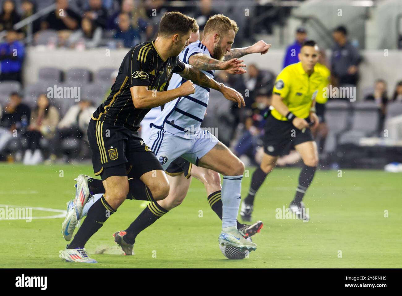 BMO Stadium, Kalifornien, USA. September 2024. LAFC gewinnt den Lamar Hunt Open Cup 2024. Im Bild ist der KC-Stürmer JOHNNY RUSSELL #7 (Mitte) zu sehen, der am 25. September 2024 im BMO Stadium in Los Angeles gegen die LAFC-Verteidigung kämpft. (Kreditbild: © Serena S.Y. Hsu/ZUMA Press Wire) NUR REDAKTIONELLE VERWENDUNG! Nicht für kommerzielle ZWECKE! Stockfoto