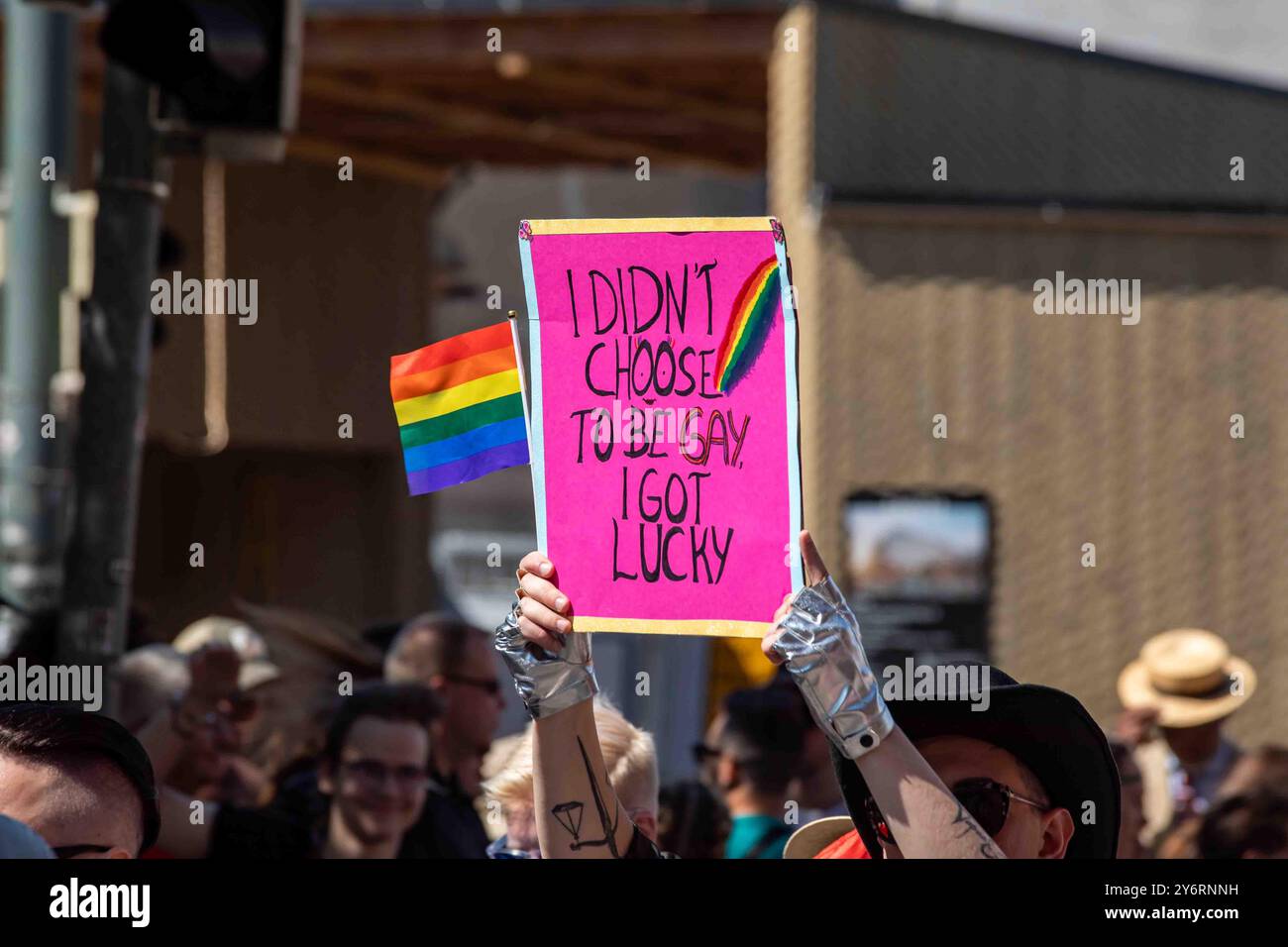 Ich wollte nicht schwul sein, ich hatte Glück. Handgeschriebenes Schild bei der Helsinki Pride 2024 Parade auf der Mannerheimintie in Helsinki, Finnland. Stockfoto