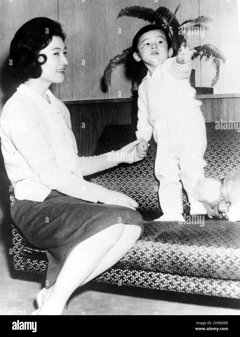 PRINZ HIRO VON JAPAN MIT MUTTER AM 2. GEBURTSTAG 25. FEBRUAR 1962 Stockfoto