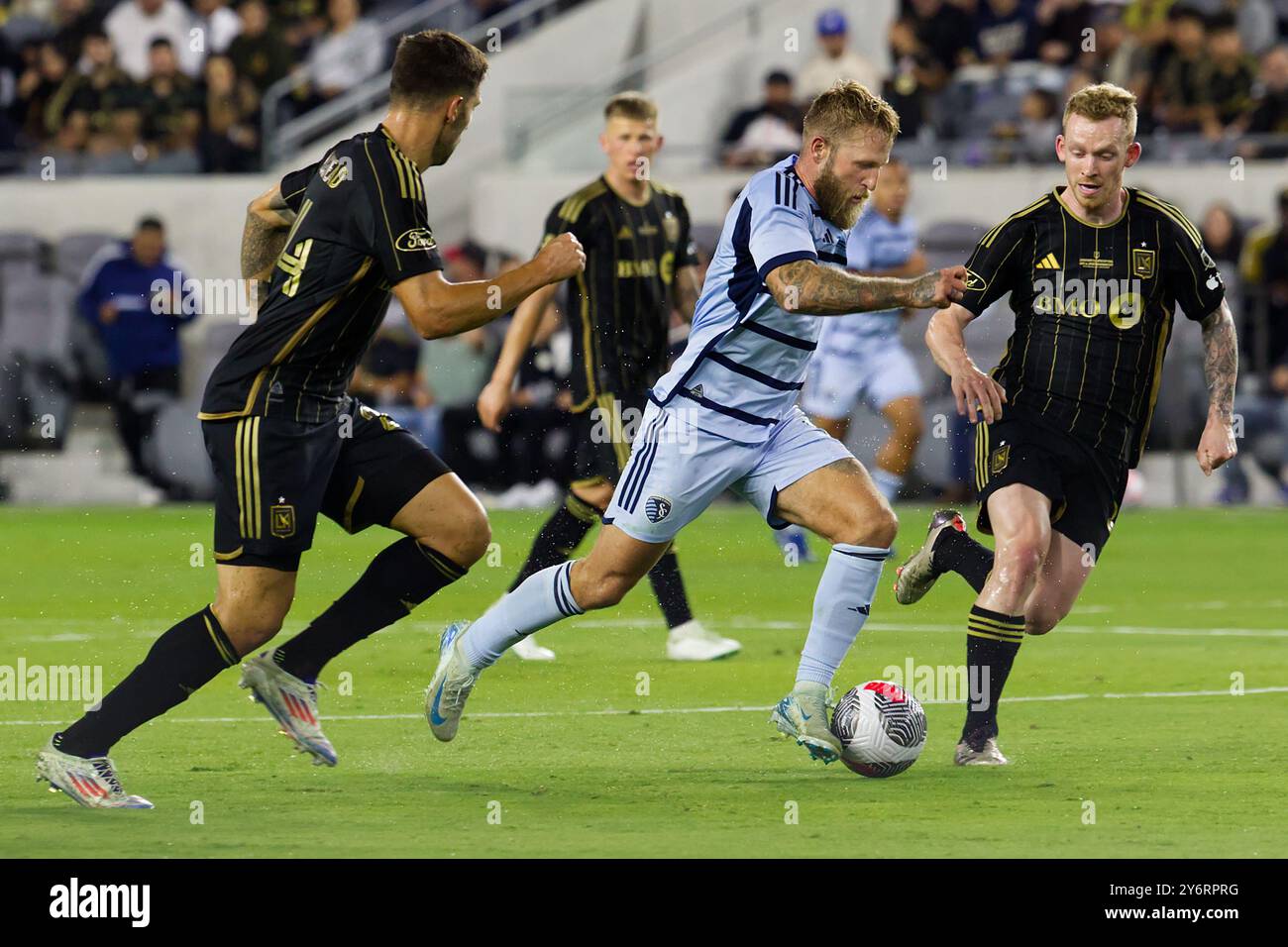 BMO Stadium, Kalifornien, USA. September 2024. LAFC gewinnt den Lamar Hunt Open Cup 2024. Im Bild ist der KC-Stürmer JOHNNY RUSSELL #7 (Mitte), der die Offensive gegen den LAFC-Verteidiger RYAN HOLINGSHEAD #24 (l) und den LAFC-Mittelfeldspieler LEWIS O'BRIEN #8 (hinter-r) während der ersten Spielhälfte im BMO Stadium in Los Angeles, KALIFORNIEN, am 25. September 2024 anführt. (Kreditbild: © Serena S.Y. Hsu/ZUMA Press Wire) NUR REDAKTIONELLE VERWENDUNG! Nicht für kommerzielle ZWECKE! Stockfoto