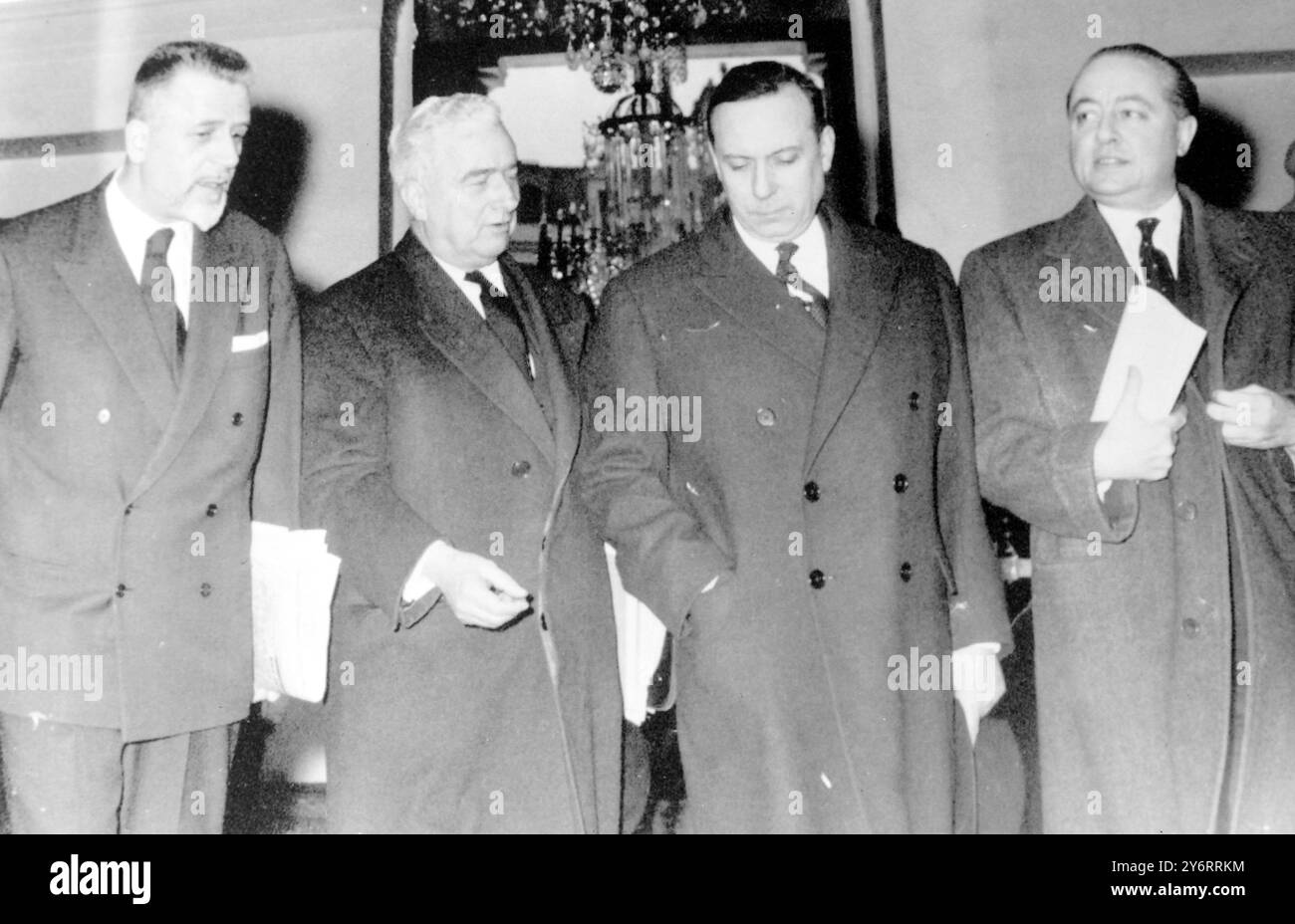 ROBERT BURON, LOUIS JOXE, MICHAEL DEBRE UND JEAN DE BROGLIE IM ELYSEE PALACE IN PARIS / 19. FEBRUAR 1962 Stockfoto