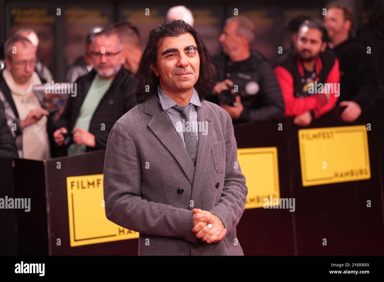 26. September 2024, Hamburg: Fatih Akin, Filmregisseur, Drehbuchautor und Produzent, spaziert vor dem Kino Cinemaxx vor der Eröffnung der 32. Hamburger Filmfestspiele auf dem roten Teppich. Das Filmfestival beginnt mit dem Film „Könige eines Sommers“. Die erste Ausgabe begann 1992 unter dem Motto „Filmfest für alle – überall in Hamburg“. Seitdem werden jährlich mehr als 120 nationale und internationale Spiel- und Dokumentarfilme gezeigt – zum ersten Mal unter der Leitung von Malika Rabahallah. Das Filmfestival findet vom 26. September bis 5. Oktober 2024 statt. Foto: März Stockfoto