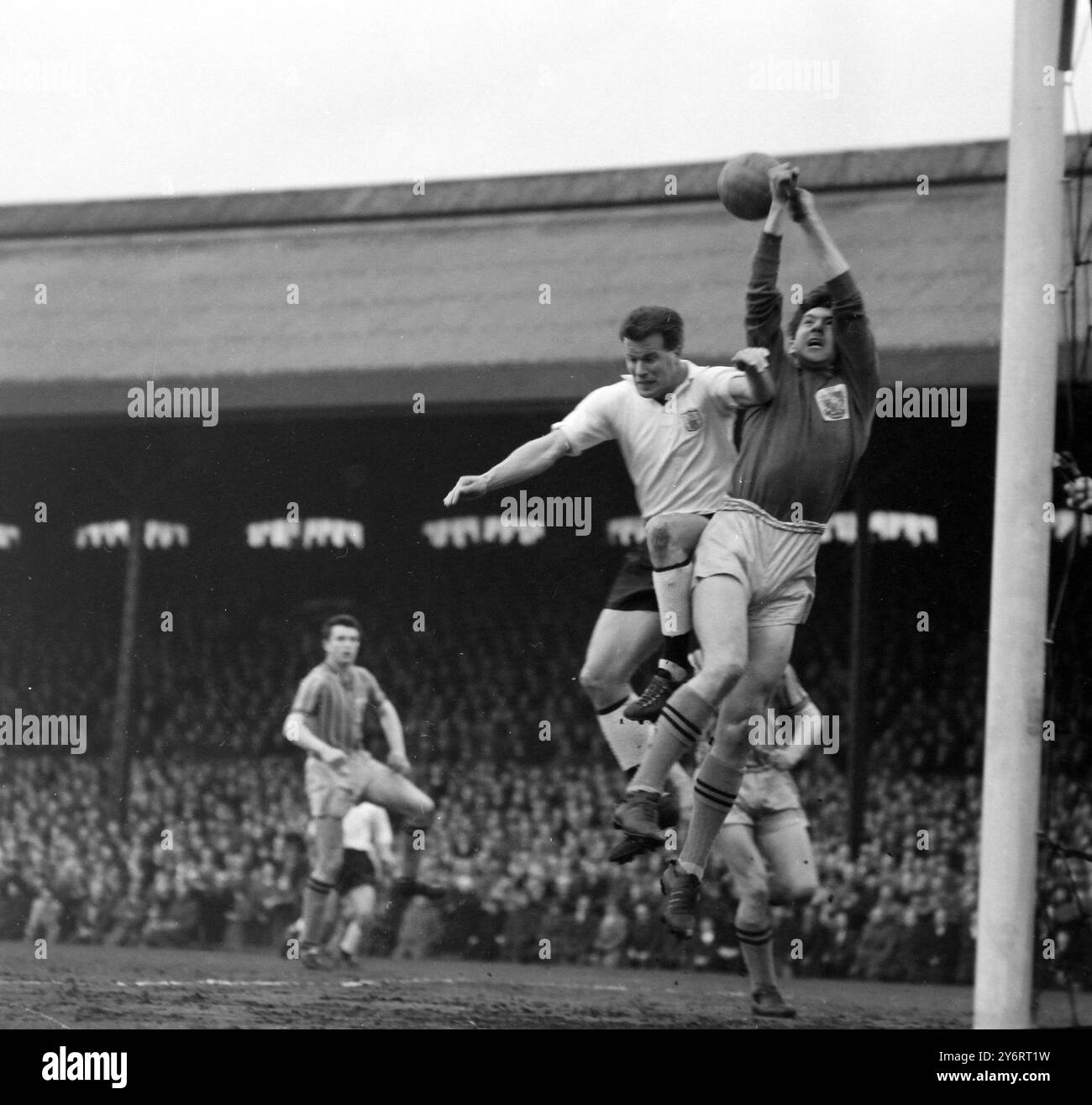 FUSSBALLSPIELER JACK HENDERSON IN AKTION – FULHAM GEGEN PORTVALE / 17. FEBRUAR 1962 Stockfoto