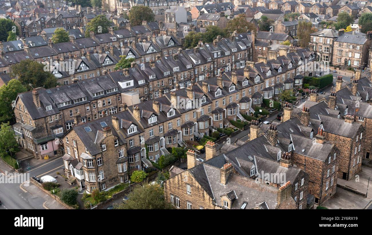 Panoramablick auf exklusive vierstöckige viktorianische Stadthäuser in einer exklusiven Gegend einer britischen Stadt namens Millionaire's Row mit Kopierraum Stockfoto