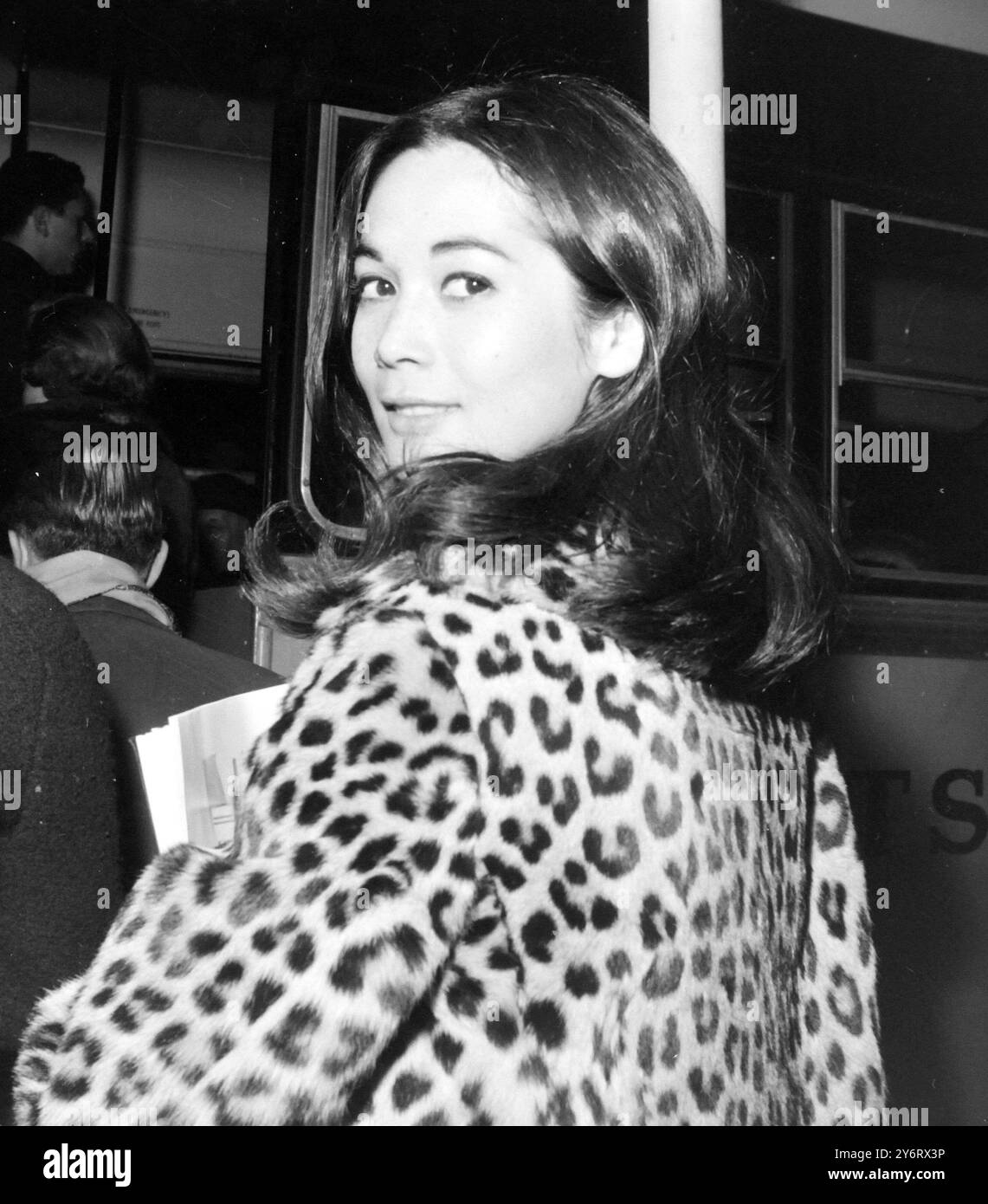 NANCY KWAN AM FLUGHAFEN LONDON / 10. FEBRUAR 1962 Stockfoto