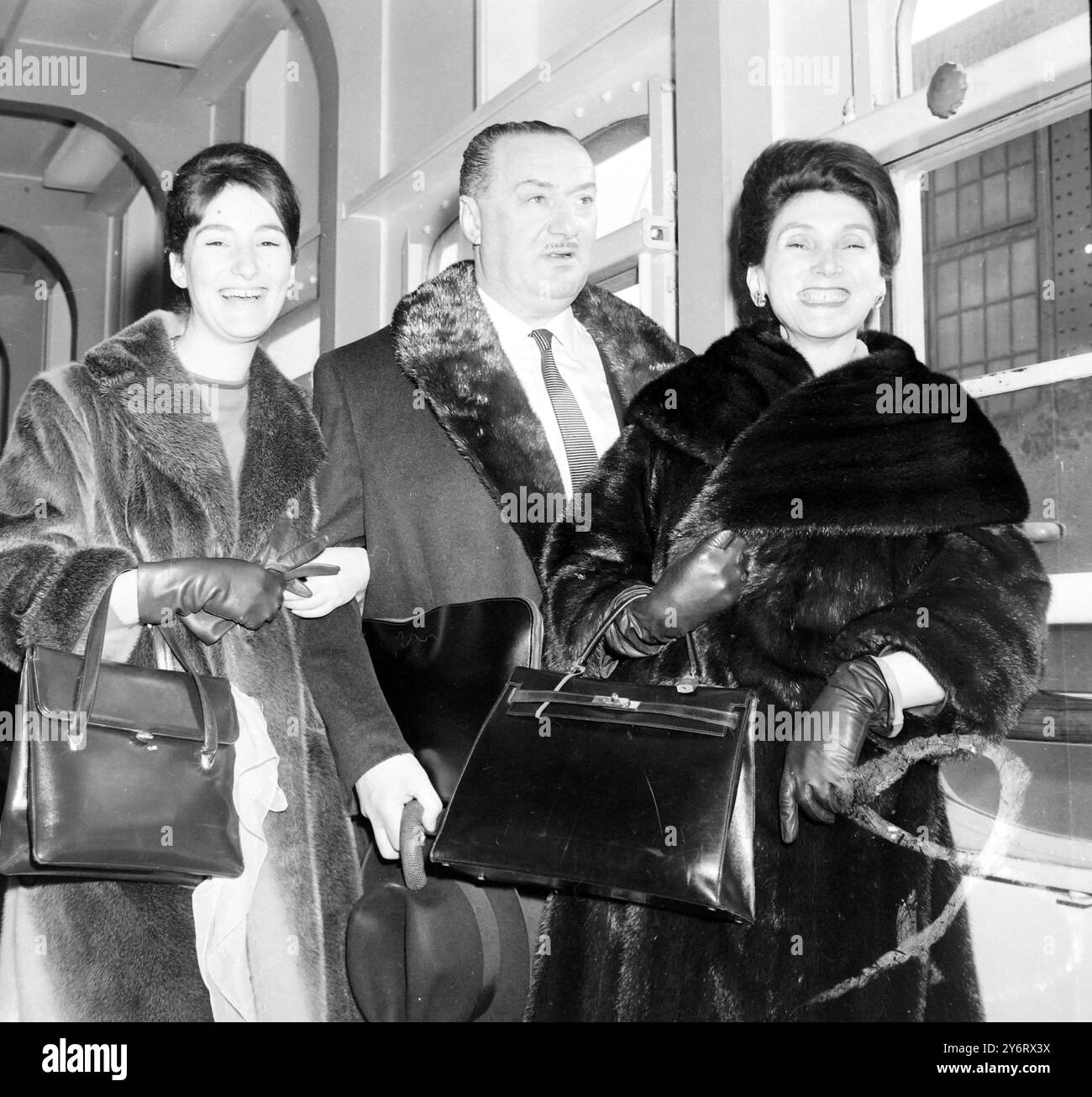 JOHN MILLS NOT ACTOR WITH EHEFRAU AND DAUGHTER 9. FEBRUAR 1962 Stockfoto