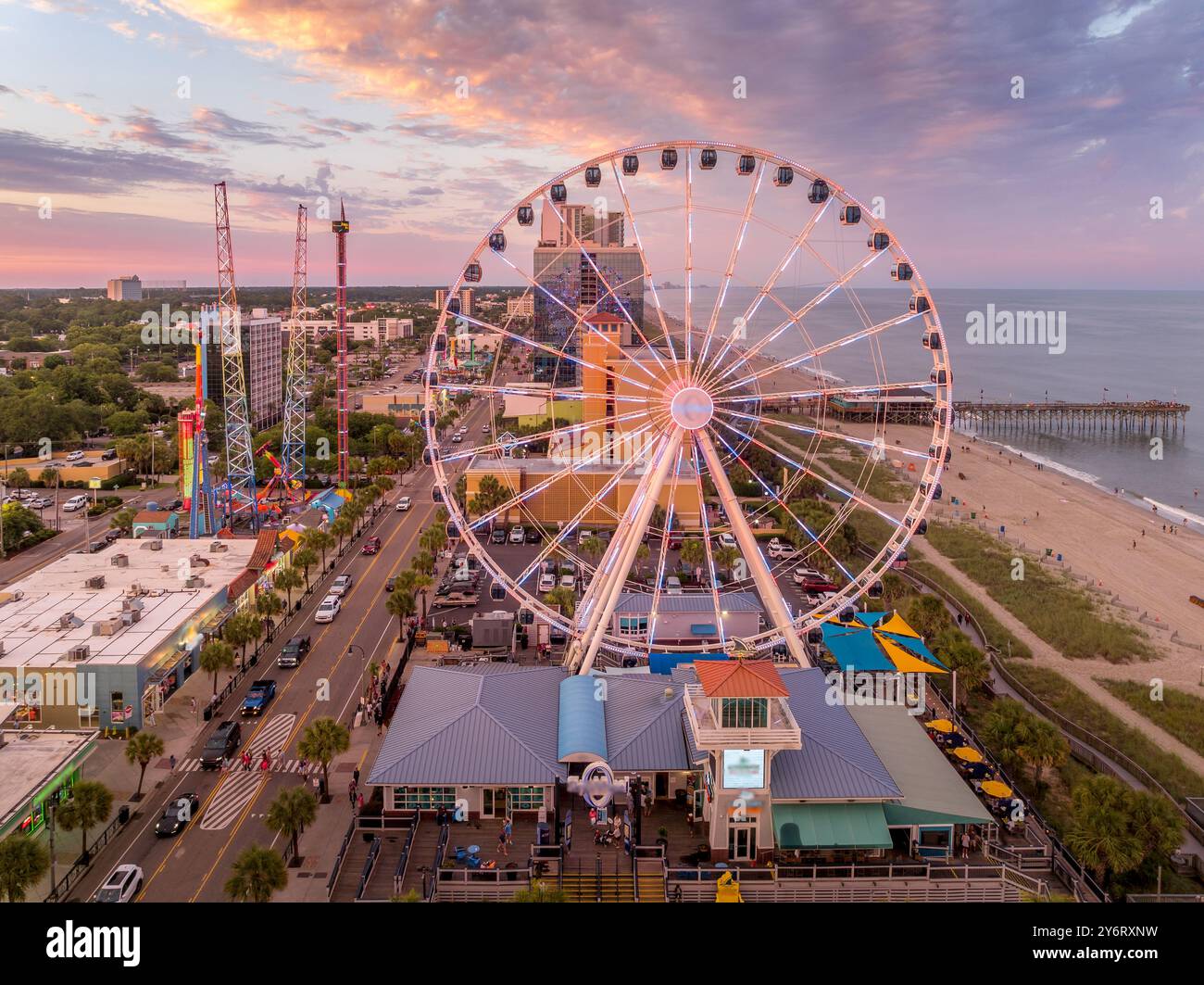 Aus der Vogelperspektive auf den Myrtle Beach Amusement Park Ferris Wheel vor Sonnenuntergang Stockfoto