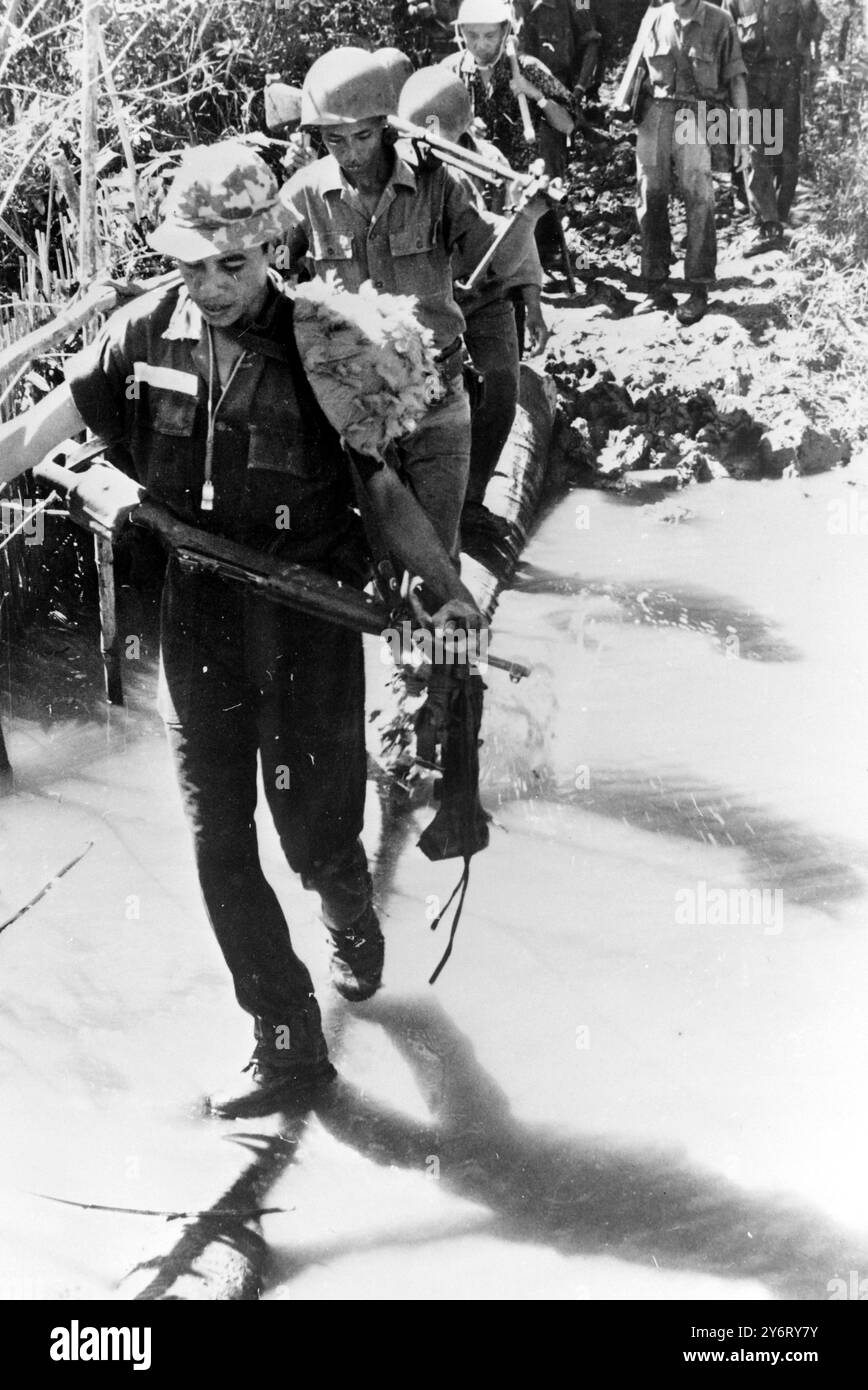 VIETNAMESISCHE KRIEGSTRUPPEN AUF DER SUCHE NACH KOMMUNISTISCHEN REBELLEN AM 7. FEBRUAR 1962 Stockfoto