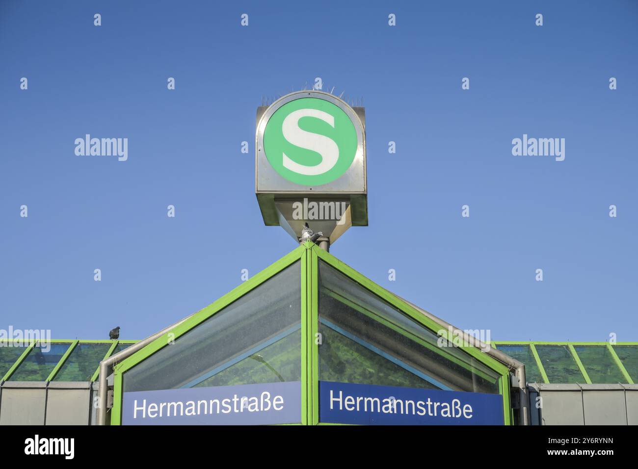 S-Bahn-Schild, Bahnhof Hermannstraße, Neukoelln, Berlin, Deutschland, Europa Stockfoto