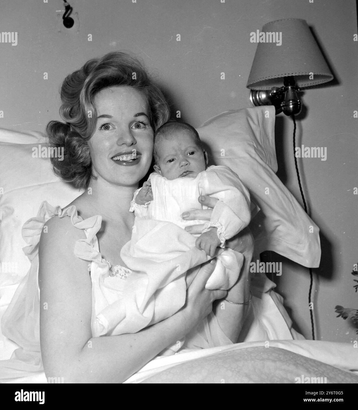 DENNET PEGGY CUMMINGS MIT BABY DIANA IN DER LONDONER KLINIK / 1. FEBRUAR 1962 Stockfoto