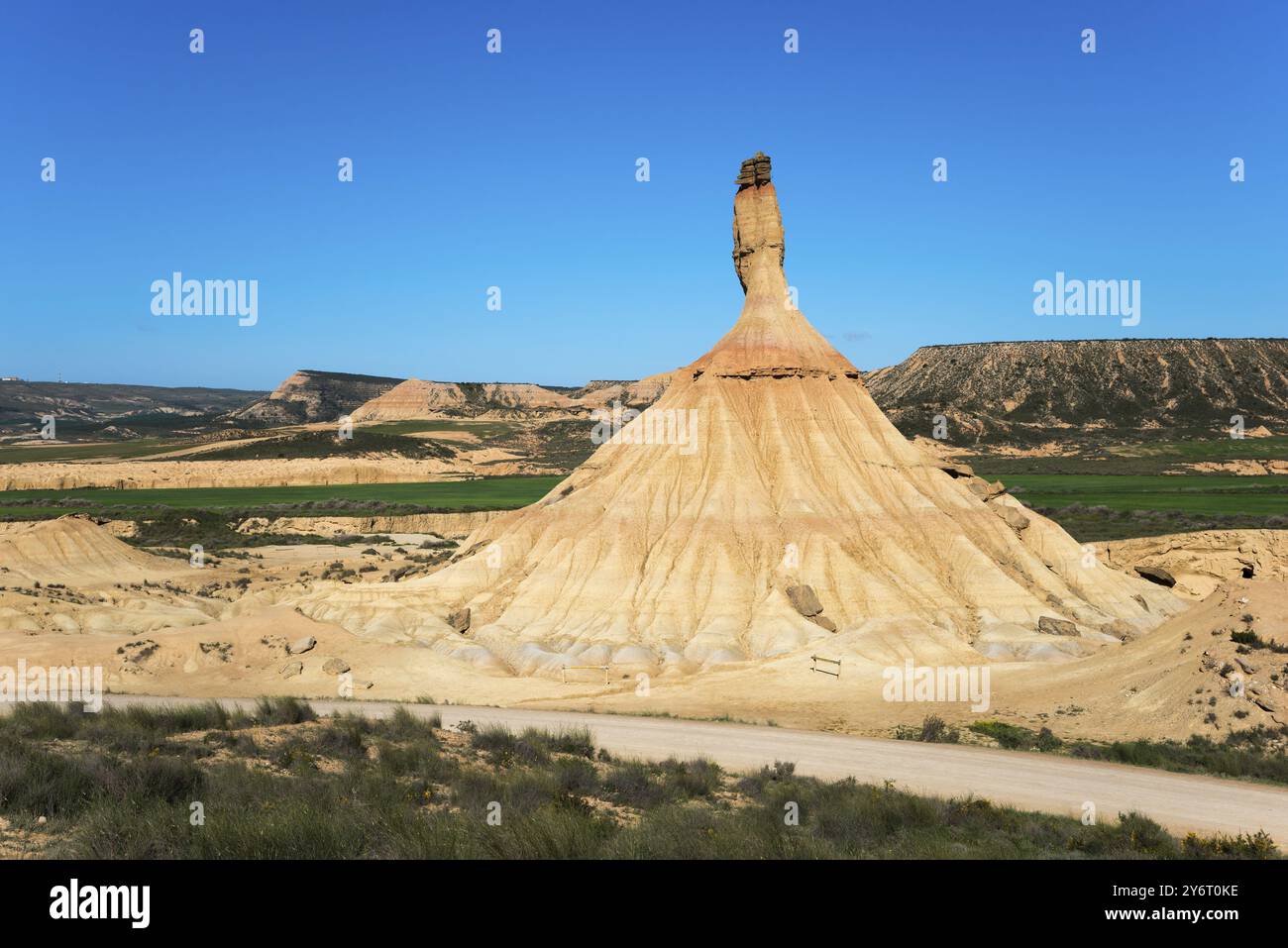 Eine imposante Felsstruktur in einer trockenen Wüstenregion unter klarem Himmel, Castildetierra, Bardenas Reales Natural Park, Wüste, Halbwüste, Navarra, NAF Stockfoto