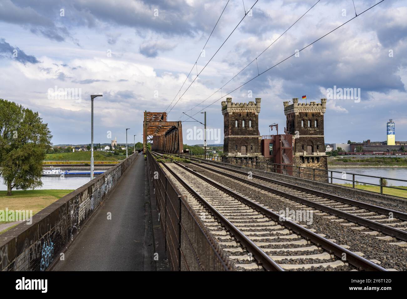 Die Eisenbahnbrücke Duisburg-Hochfeld-Rheinhausen, über den Rhein, Regionalzüge und viele Güterzüge überqueren hier den Rhein, ab 1950 Stahlfachwerk b Stockfoto