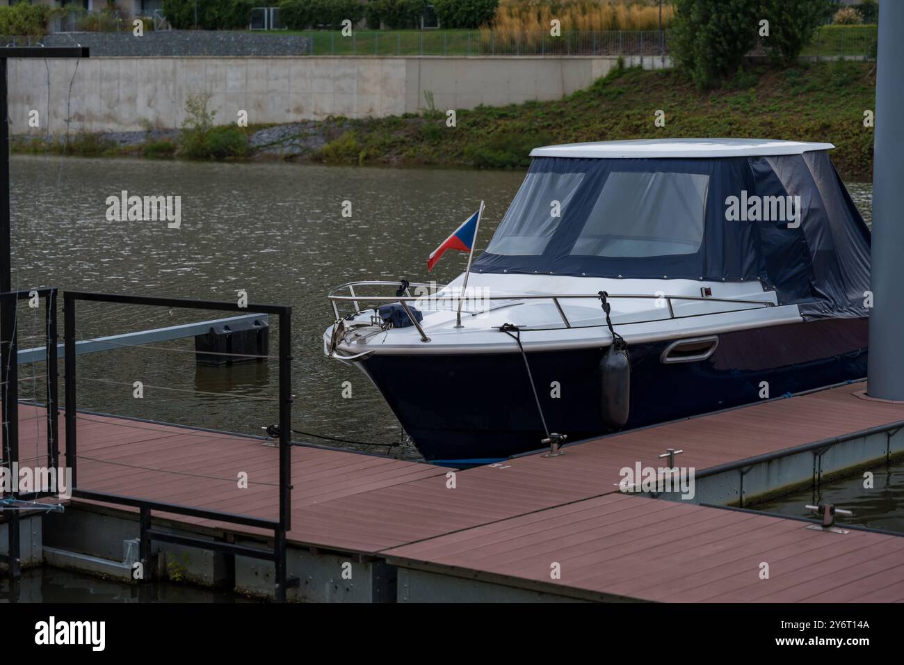 Motorboot mit tschechischer Flagge im Herbst an einem Prager Dock Stockfoto