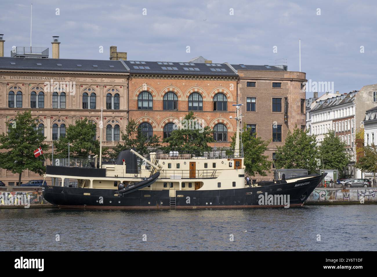 Ausbildungsschiff Navigator, dänische Flagge, Havngade, Inderhavnen oder Innenhafen, Christianshavn, Kopenhagen, Dänemark, Europa Stockfoto