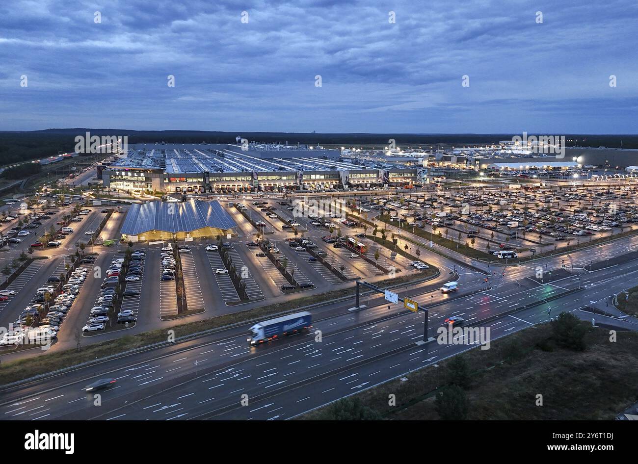 Tesla Giga Factory at the Blue Hour, Gruenheide, 25.09.2024., Gruenheide, Brandenburg, Deutschland, Europa Stockfoto