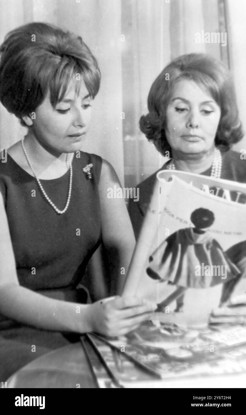 MARIA SCICOLONE MIT MUTTER IM MODEMAGAZIN IN ROM / 24. JANUAR 1962 Stockfoto