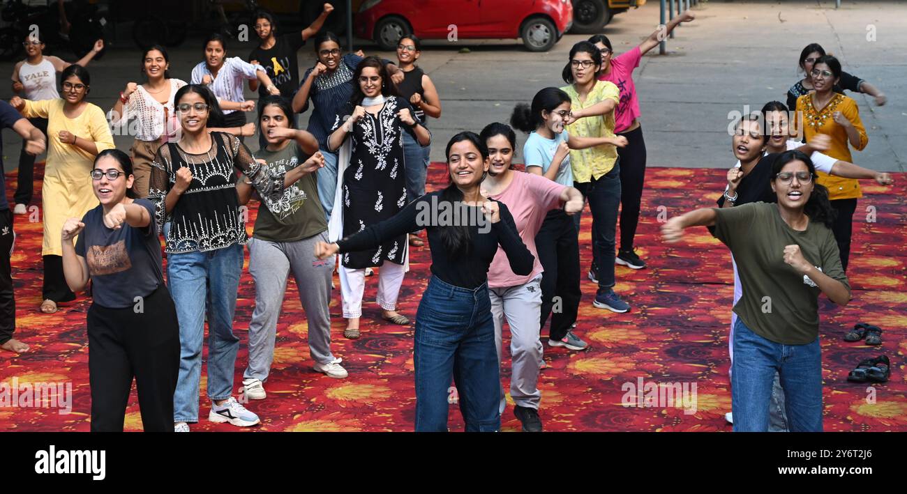 Neu-Delhi, Indien. September 2024. NEW DELHI, INDIEN - 26. SEPTEMBER: Niedergelassene Ärzte von GTB erlernen im GTB Krankenhaus Techniken der Selbstverteidigung, die von der Polizei Delhi und Experten für soziale Organisationen nach dem Vorfall der Kolkata KG Kar Medical College am 26. September 2024 in Neu-Delhi, Indien, oraganisiert wurden. (Foto: Sonu Mehta/Hindustan Times/SIPA USA) Credit: SIPA USA/Alamy Live News Stockfoto