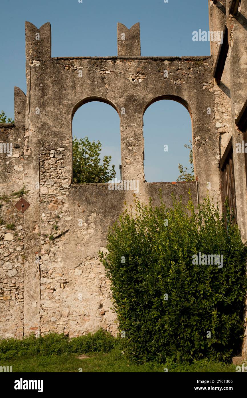 Schloss Torri del Benaco von Scaligeri und Gassen des alten Fischerdorfes. Provinz Verona, Gardasee, Venetien, Italien Stockfoto