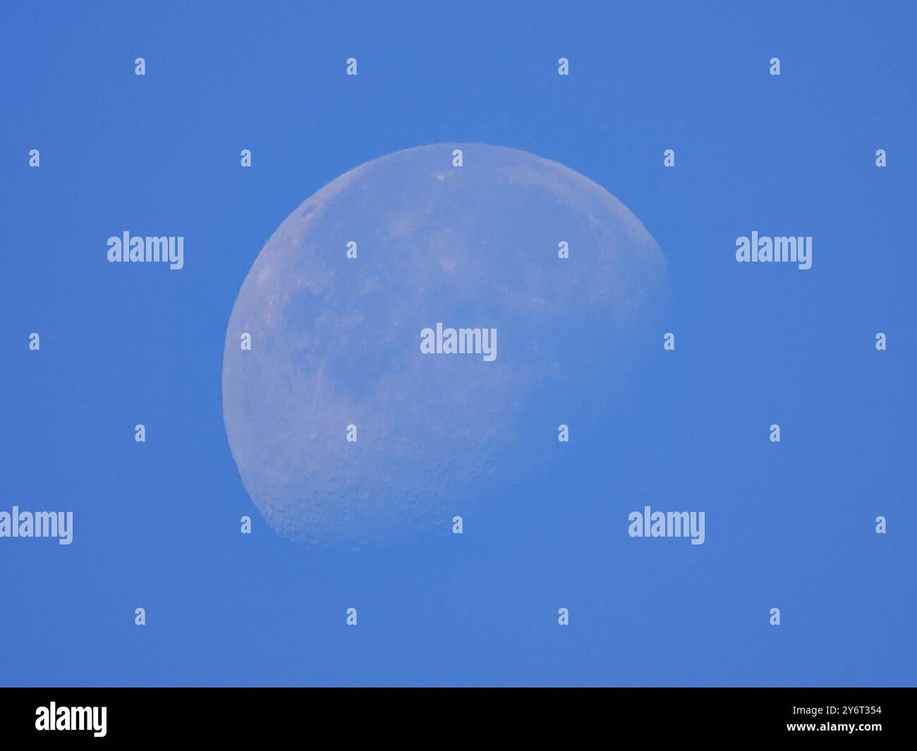 Mond tagsüber unter blauem Himmel, Nordrhein-Westfalen, Deutschland, Europa Stockfoto