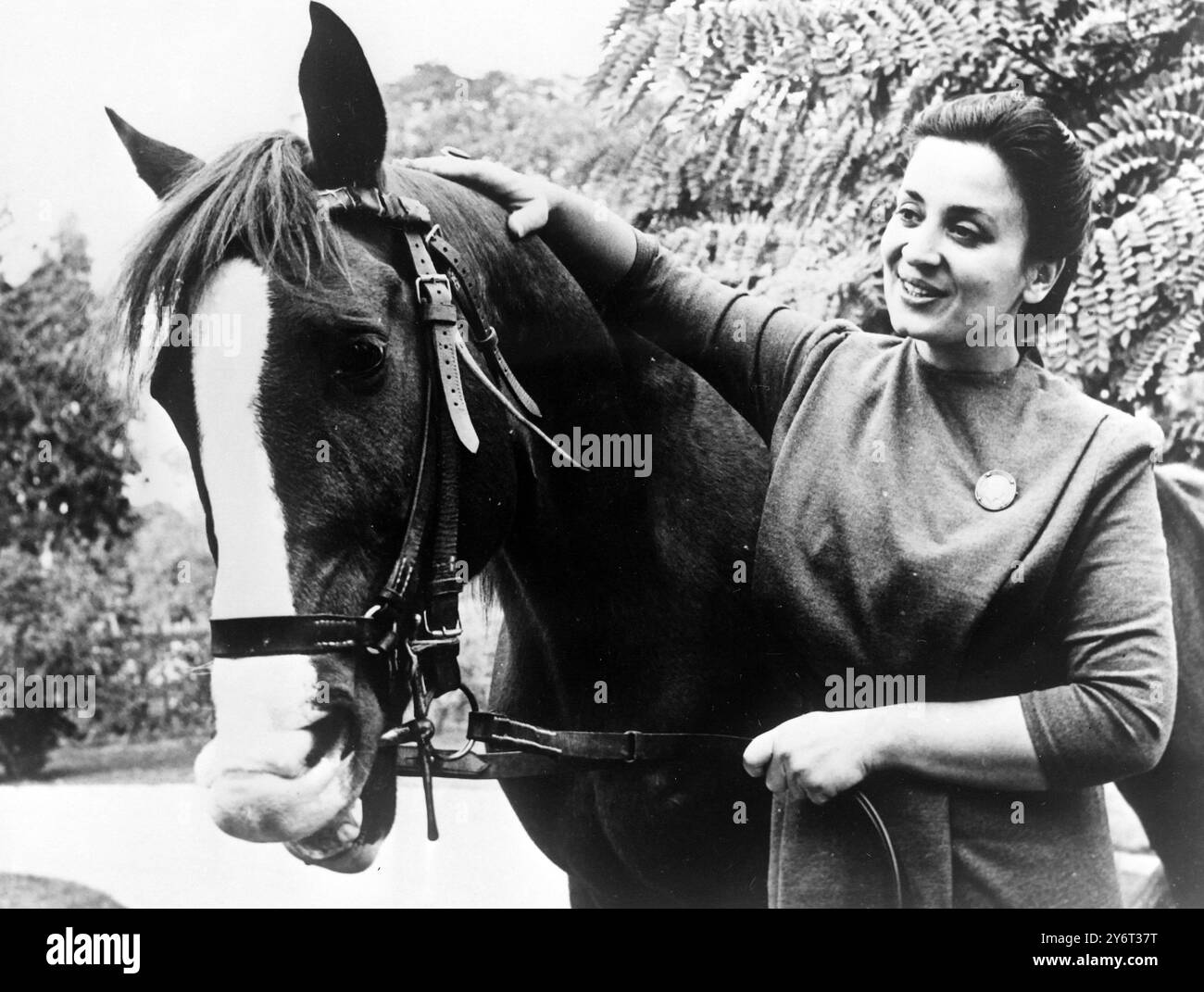 PRINZESSIN DINA MIT IHREM PFERD 21. JANUAR 1962 Stockfoto