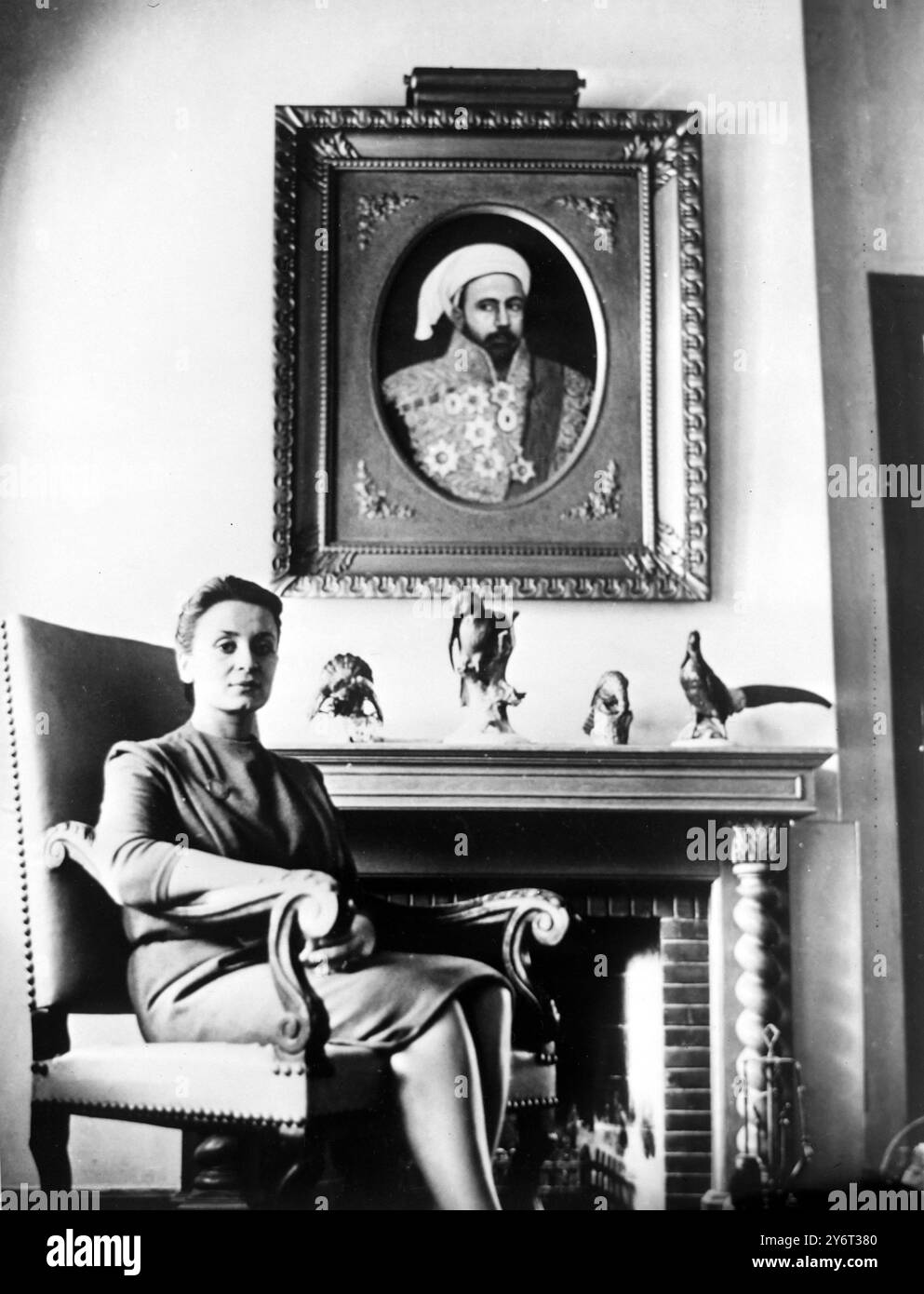 PRINZESSIN DINA ENTSPANNT SICH AM KAMIN AM 21. JANUAR 1962 Stockfoto