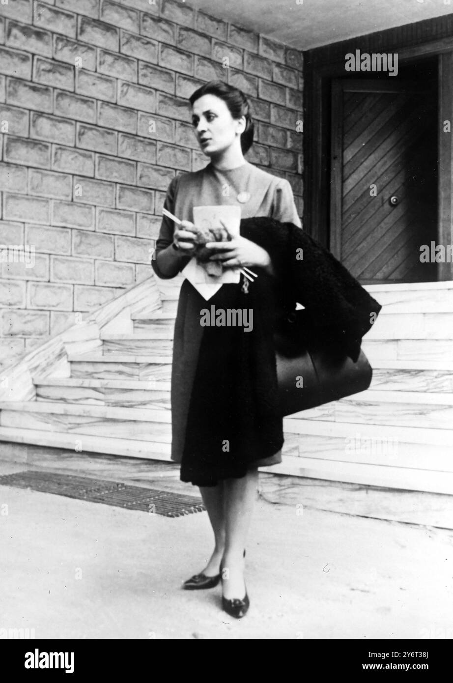 PRINZESSIN DINA STRICKT IM GARTEN 21. JANUAR 1962 Stockfoto