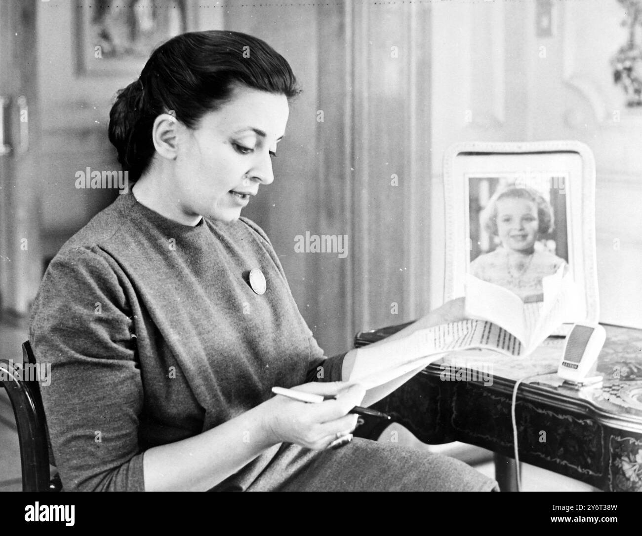 PRINZESSIN DINA SCHREIBT AM 21. JANUAR 1962 AUF IHREM SCHREIBTISCH Stockfoto