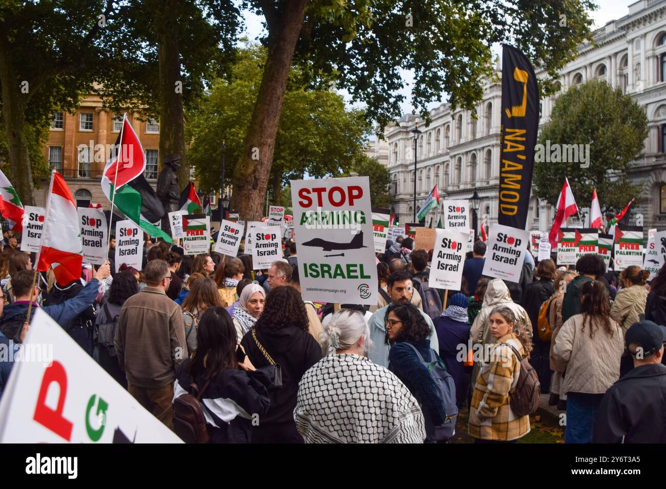 London, Großbritannien. September 2024. Demonstranten versammeln sich vor der Downing Street und rufen die britische Regierung auf, die Bewaffnung Israels einzustellen, während Israel den Libanon angreift und seinen Krieg in Gaza fortsetzt. Quelle: Vuk Valcic/Alamy Live News Stockfoto