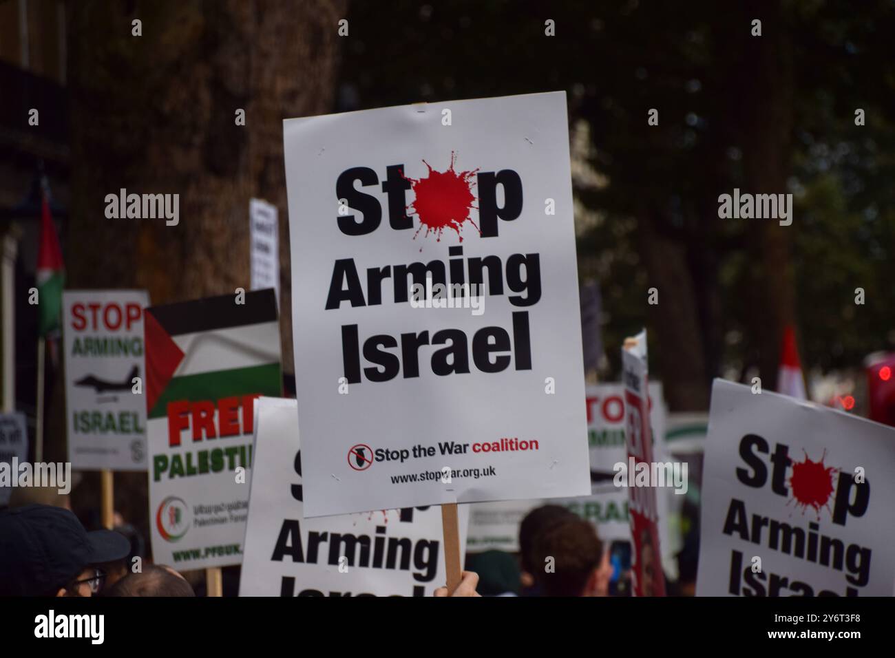 London, Großbritannien. September 2024. Demonstranten versammeln sich vor der Downing Street und rufen die britische Regierung auf, die Bewaffnung Israels einzustellen, während Israel den Libanon angreift und seinen Krieg in Gaza fortsetzt. Quelle: Vuk Valcic/Alamy Live News Stockfoto