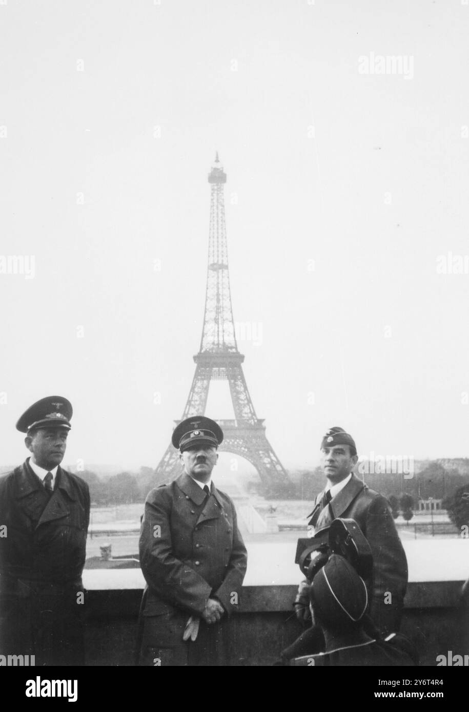Hitler in Paris, nachdem der Waffenstillstand 1940 unterschrieben wurde Stockfoto