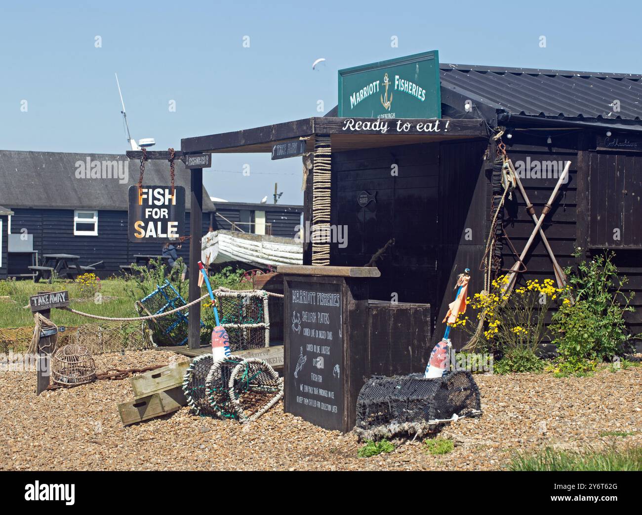 Aldeburgh, Suffolk, England, Juni 2024, die Marriott Fisheries Hütte, wo die Menschen frischen, lokal gefangenen Fisch kaufen können Stockfoto