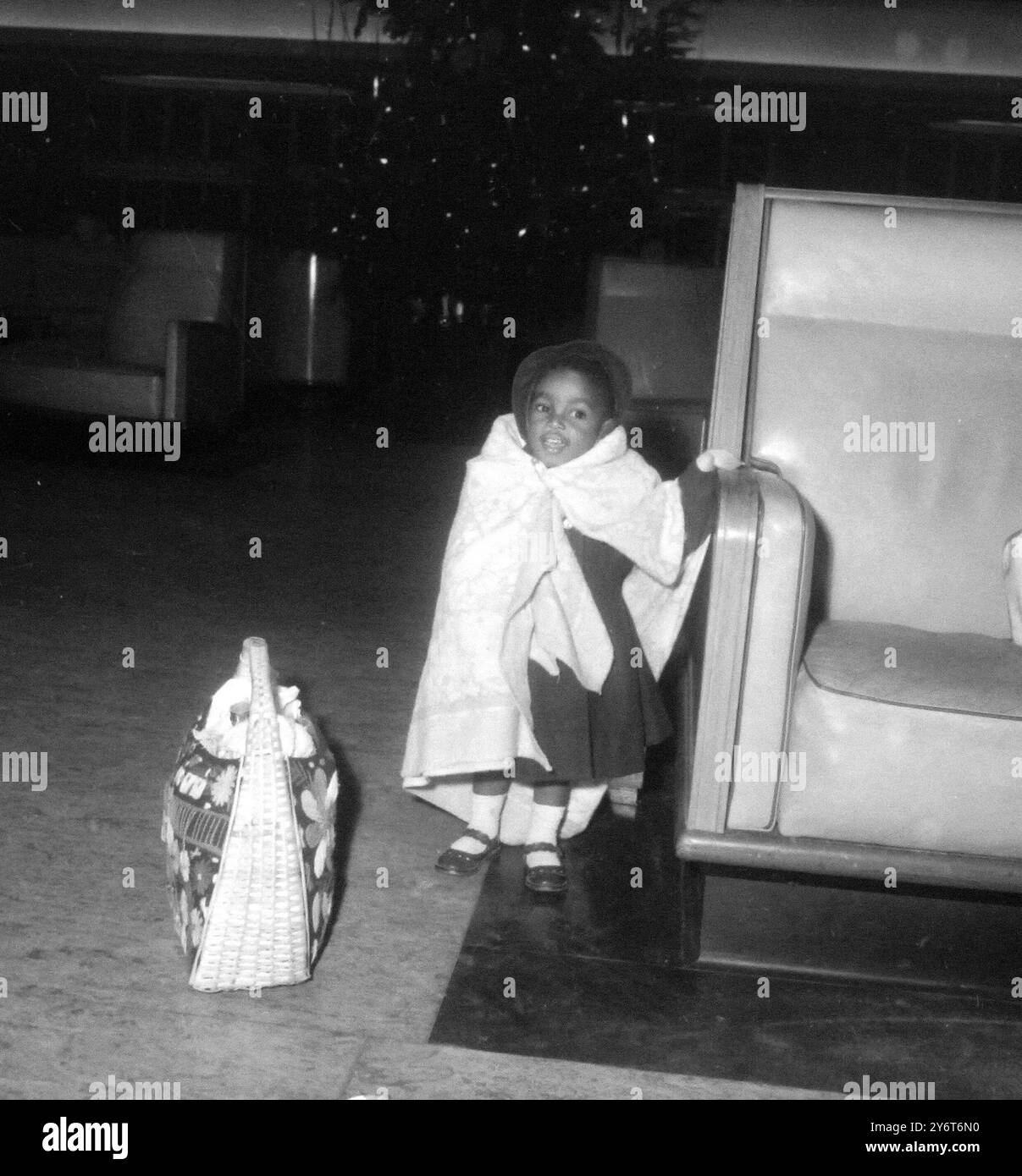 EINGEWANDERTES KIND WARTET AUF EINE FÄHRE / 3. JANUAR 1962 Stockfoto