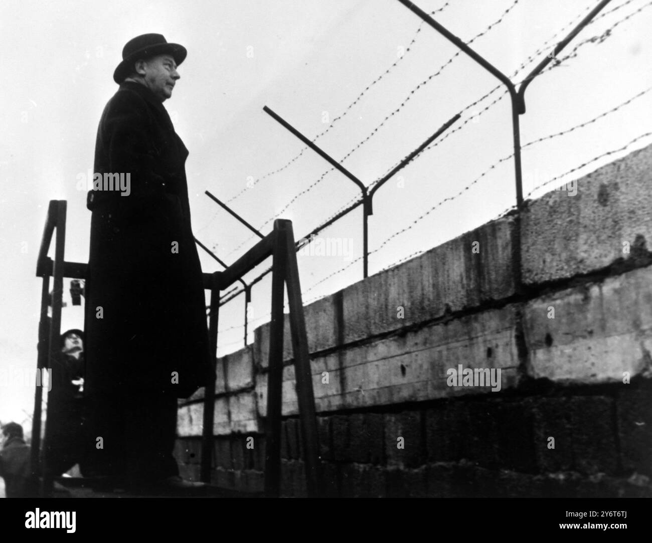 HUGH GAITSKELL AN DER OST-WEST-BERLINER MAUER / 3. JANUAR 1962 Stockfoto