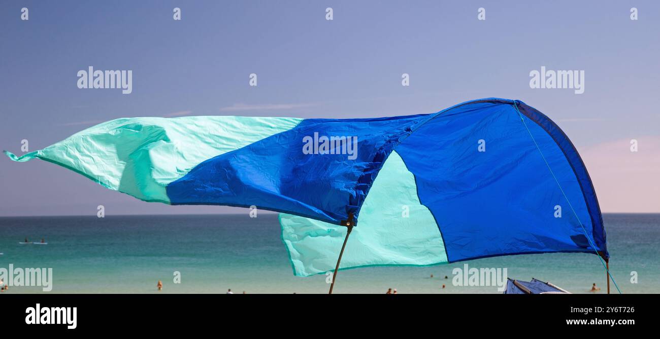 Porthcurno Beach, Cornwall, England, Juni 2024, eine Windpause am Strand Stockfoto