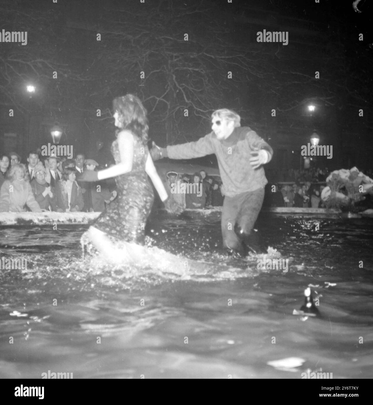 SILVESTERFEIER AM TRAFALGAR SQUARE LONDON 1. JANUAR 1962 Stockfoto