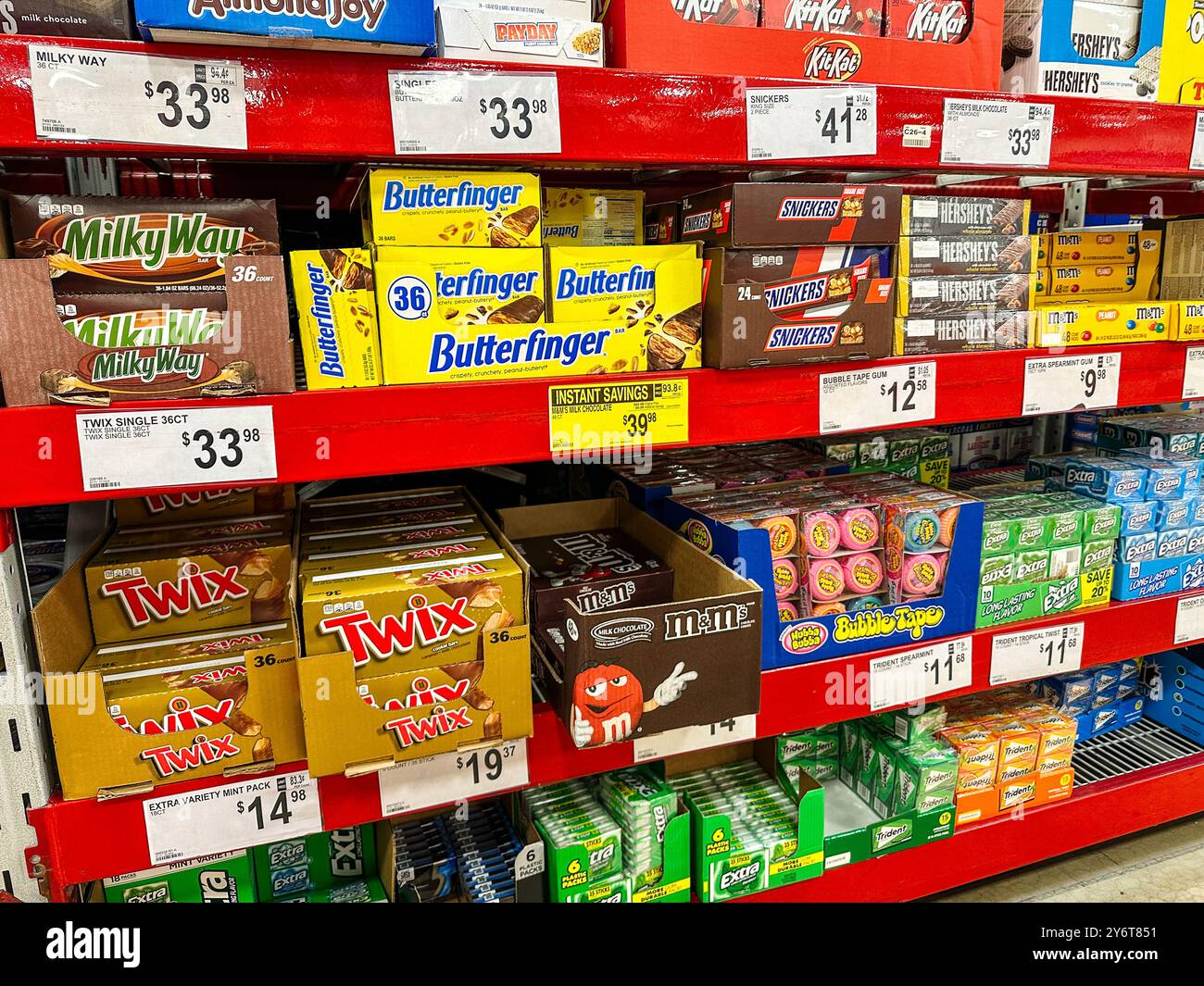 Auswahl an Süßigkeiten und Kaugummi in einem Sam's Club Großhandelsgeschäft Stockfoto