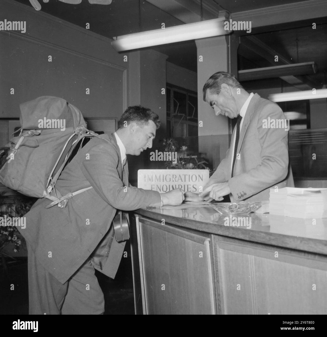 HOLMES JACK AUSSIE IMMIGRANT + BEGGIE P / 22. DEZEMBER 1961 Stockfoto
