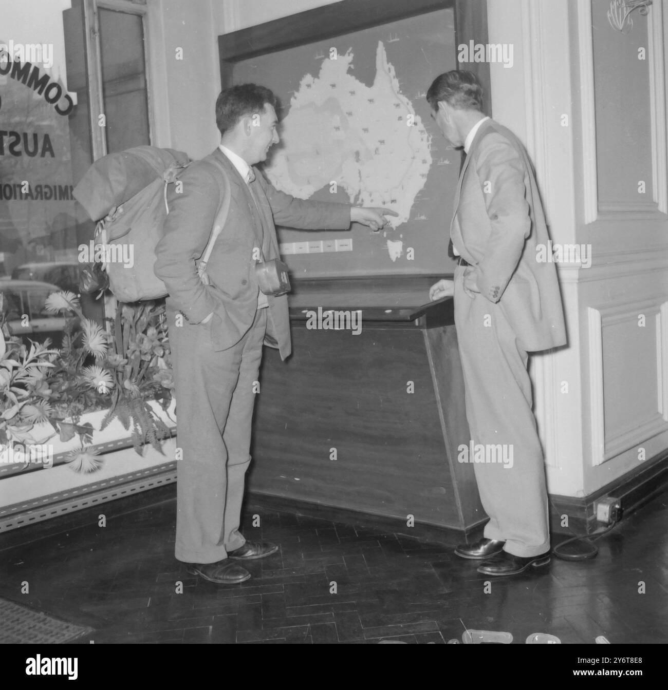 HOLMES JACK AUSSIE IMMIGRANT + BEGGIE P / 22. DEZEMBER 1961 Stockfoto