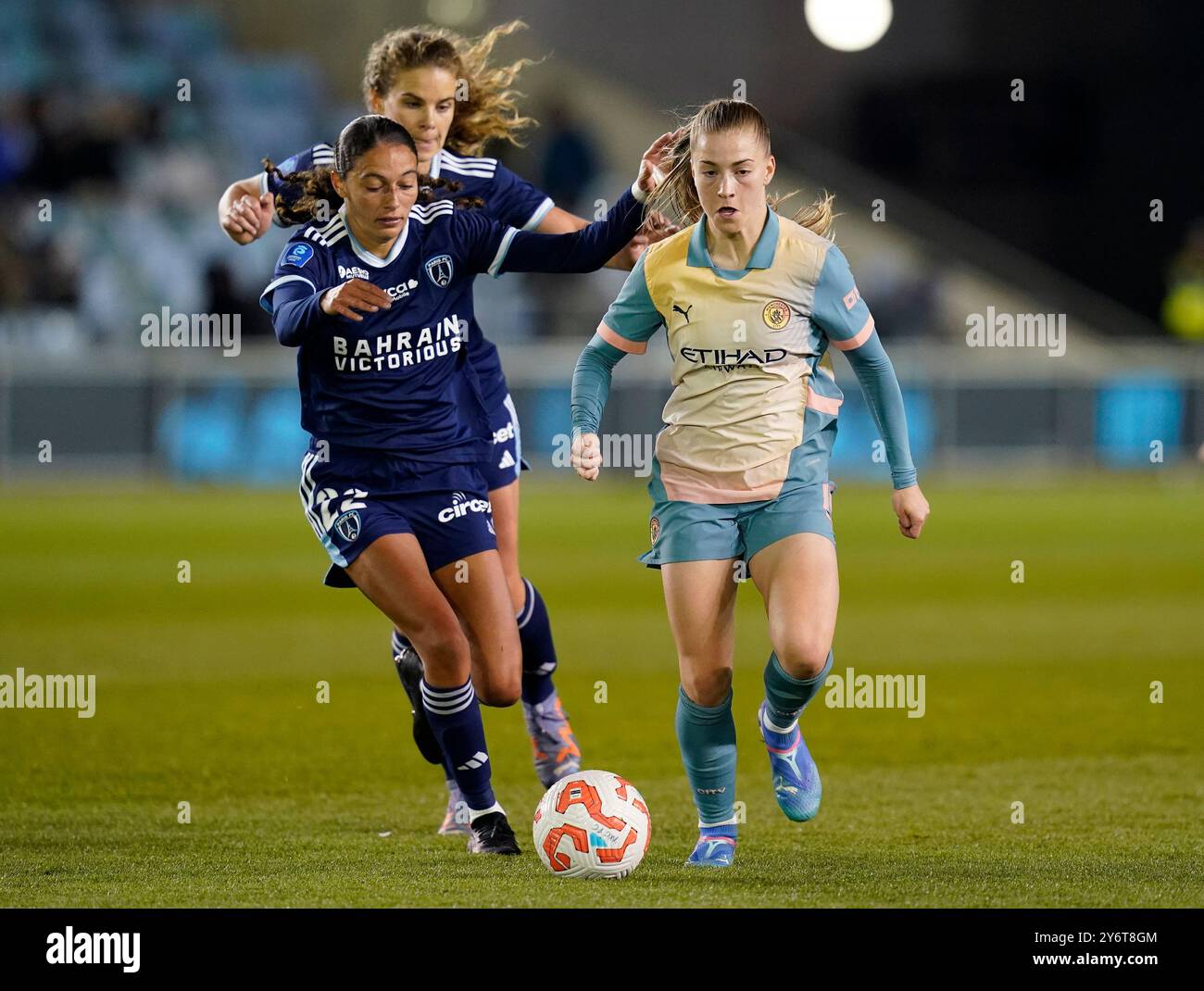 Manchester, Großbritannien. September 2024. Jess Park of Manchester City (R) wird von Kessya Bussy vom Paris FC während des Spiels der UEFA Women's Champions League im Academy Stadium in Manchester herausgefordert. Der Bildnachweis sollte lauten: Andrew Yates/Sportimage Credit: Sportimage Ltd/Alamy Live News Stockfoto