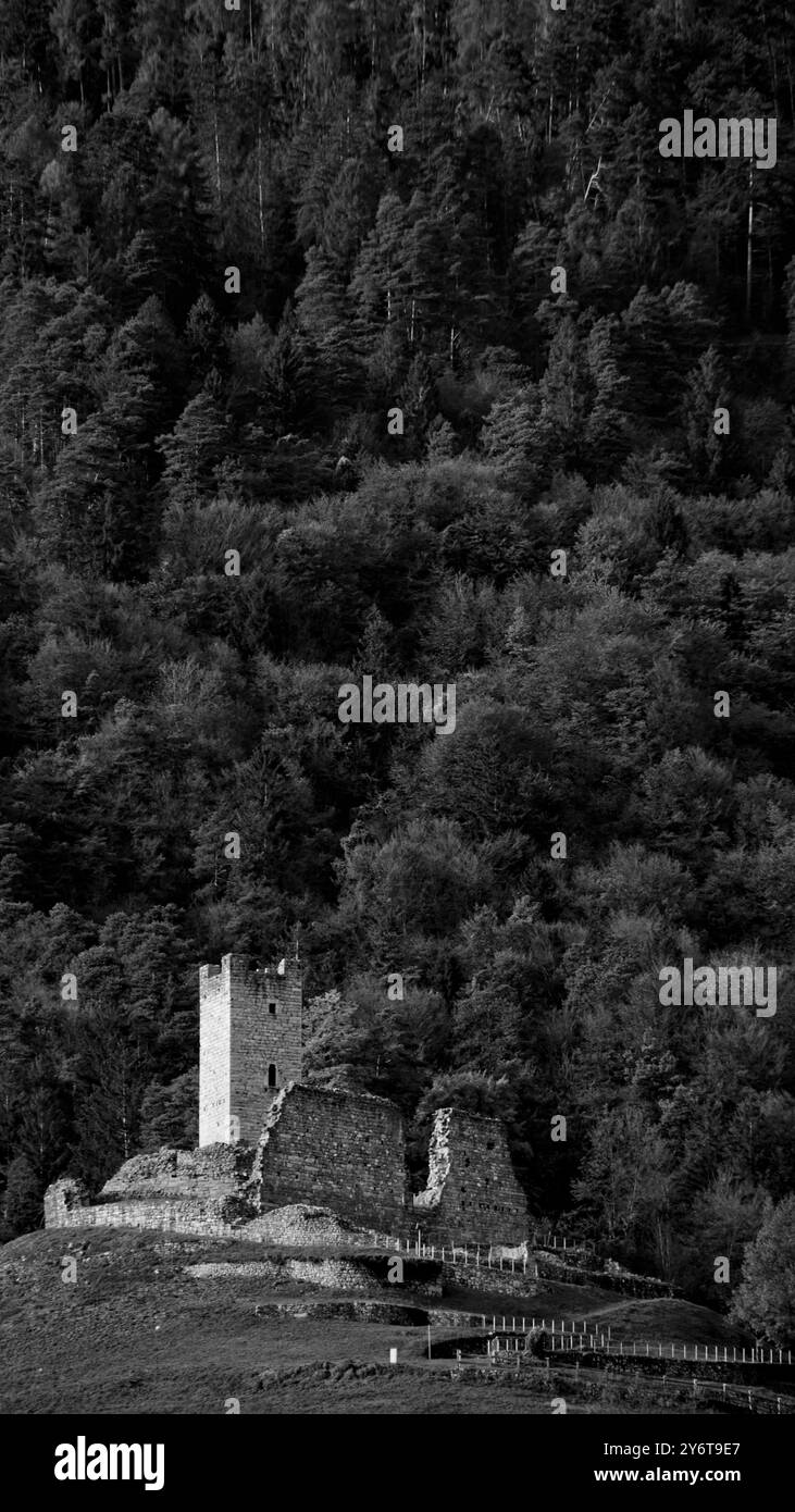 Schloss Restor. Herbstlandschaft. Provinz Trient. Trentino Südtirol, Italien Stockfoto