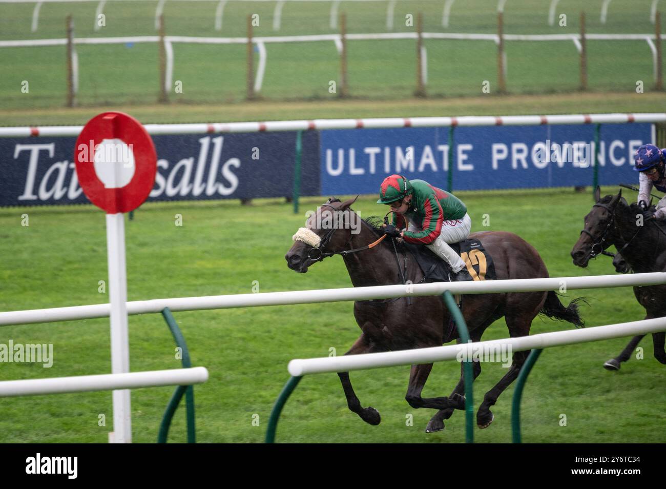 Newmarket, Großbritannien. September 2024. Tom Marquand Riding Terries Royale gewinnt die Handicap Stakes. Das Cambridgeshire Meeting findet an drei Tagen auf den Newmarket Racecourses statt und ist eines der wichtigsten Veranstaltungen der Herbstsaison. Quelle: David Tramontan / Alamy Live News Stockfoto