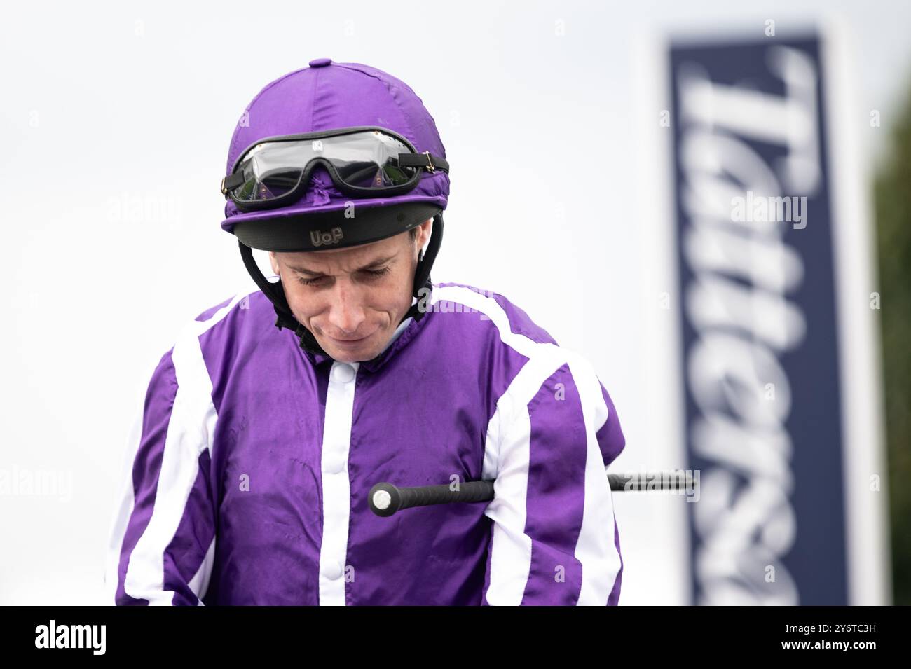 Newmarket, Großbritannien. September 2024. R L Moore reitet Monumental auf dem Weg aus dem Paradegelände vor dem Rennen. Das Cambridgeshire Meeting findet an drei Tagen auf den Newmarket Racecourses statt und ist eines der wichtigsten Veranstaltungen der Herbstsaison. Quelle: David Tramontan / Alamy Live News Stockfoto