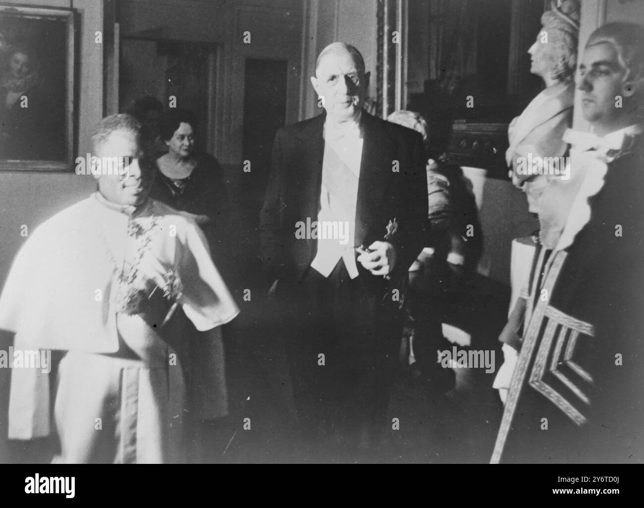 DER FRANZÖSISCHE PRÄSIDENT CHARLES DE GAULLE MIT ABBE FULBERT YOULOU BEI DER GALAVORSTELLUNG COMEDIE FRANCAIS / 24. NOVEMBER 1961 Stockfoto