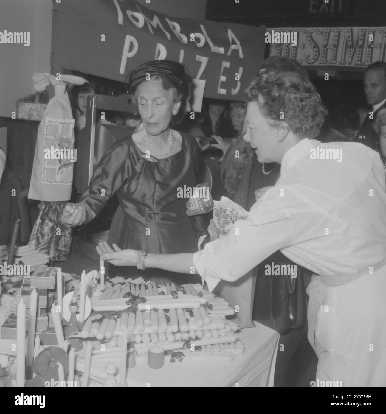 QUEEN LOUISE AUF DER SCHWEDISCHEN WEIHNACHTSMESSE LONDON 17. NOVEMBER 1961 Stockfoto