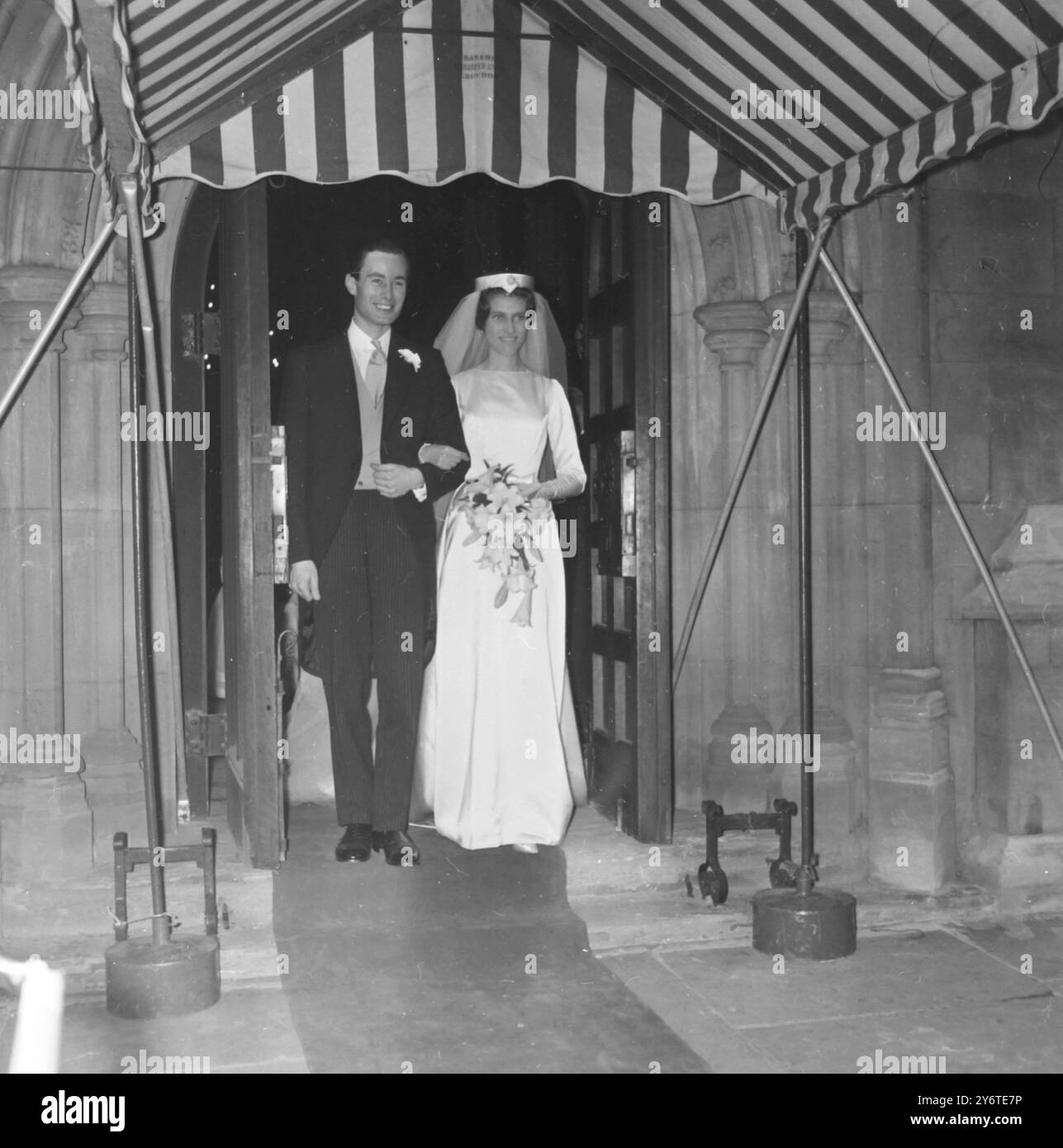 WILLIAM THOMSON HEIRATET SARA OLDFIELD IN LONDON / 16. NOVEMBER 1961 Stockfoto