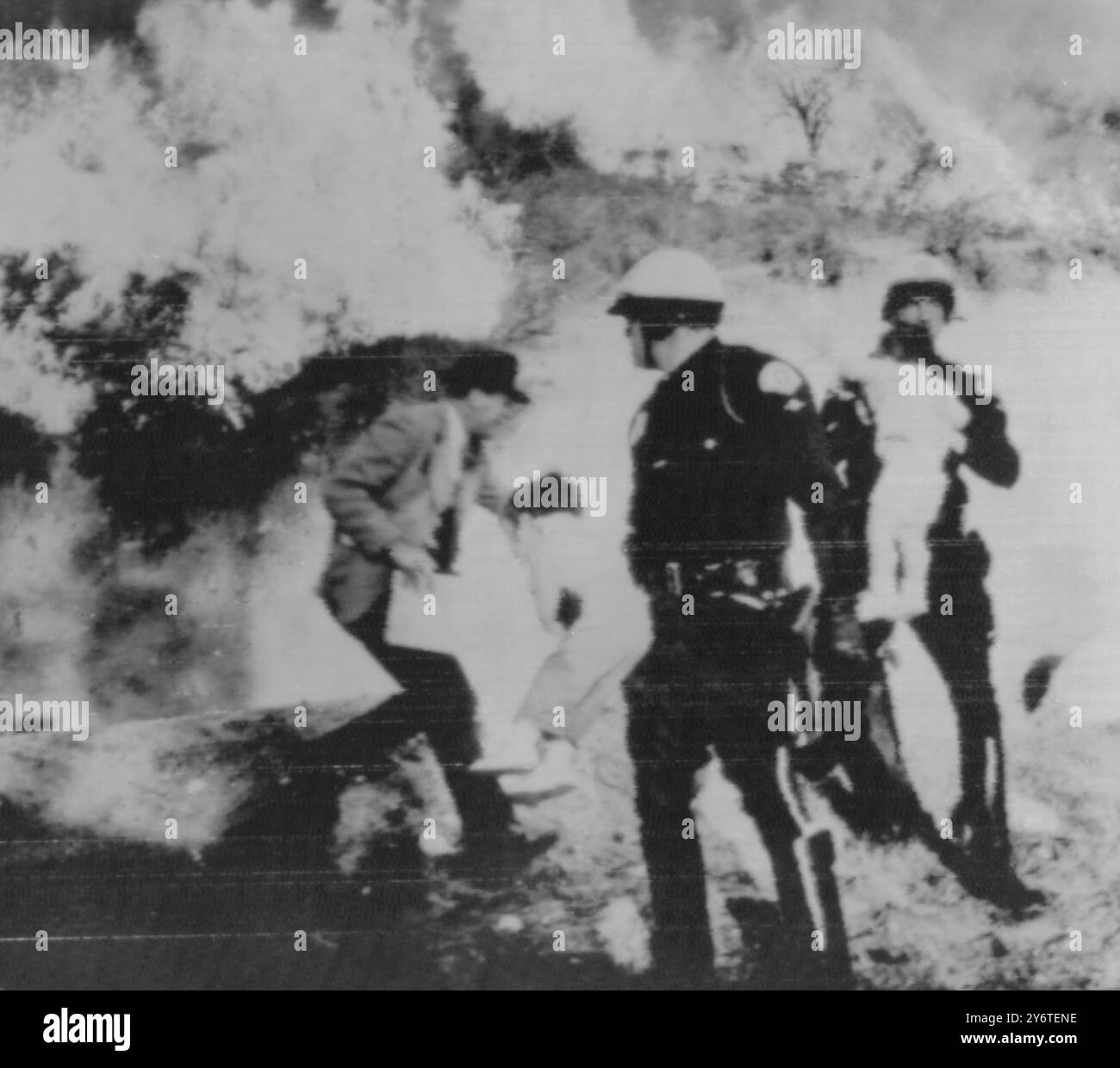 DIE POLIZEI VON LOS ANGELES TRÄGT KINDER AUS DEM FEUER IN KALIFORNIEN AM 14. NOVEMBER 1961 Stockfoto